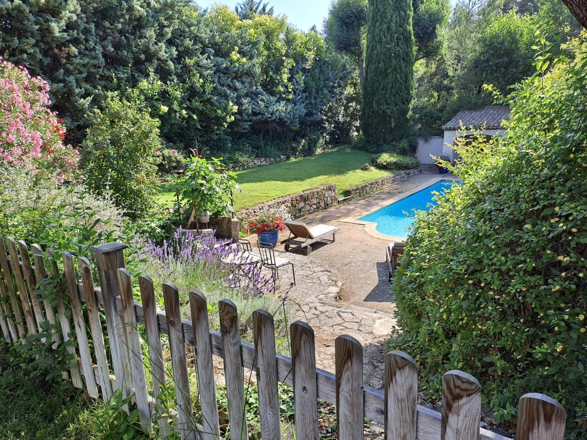 Bed and Breakfast La Ferme Saint-Marc-Jaumegarde Экстерьер фото
