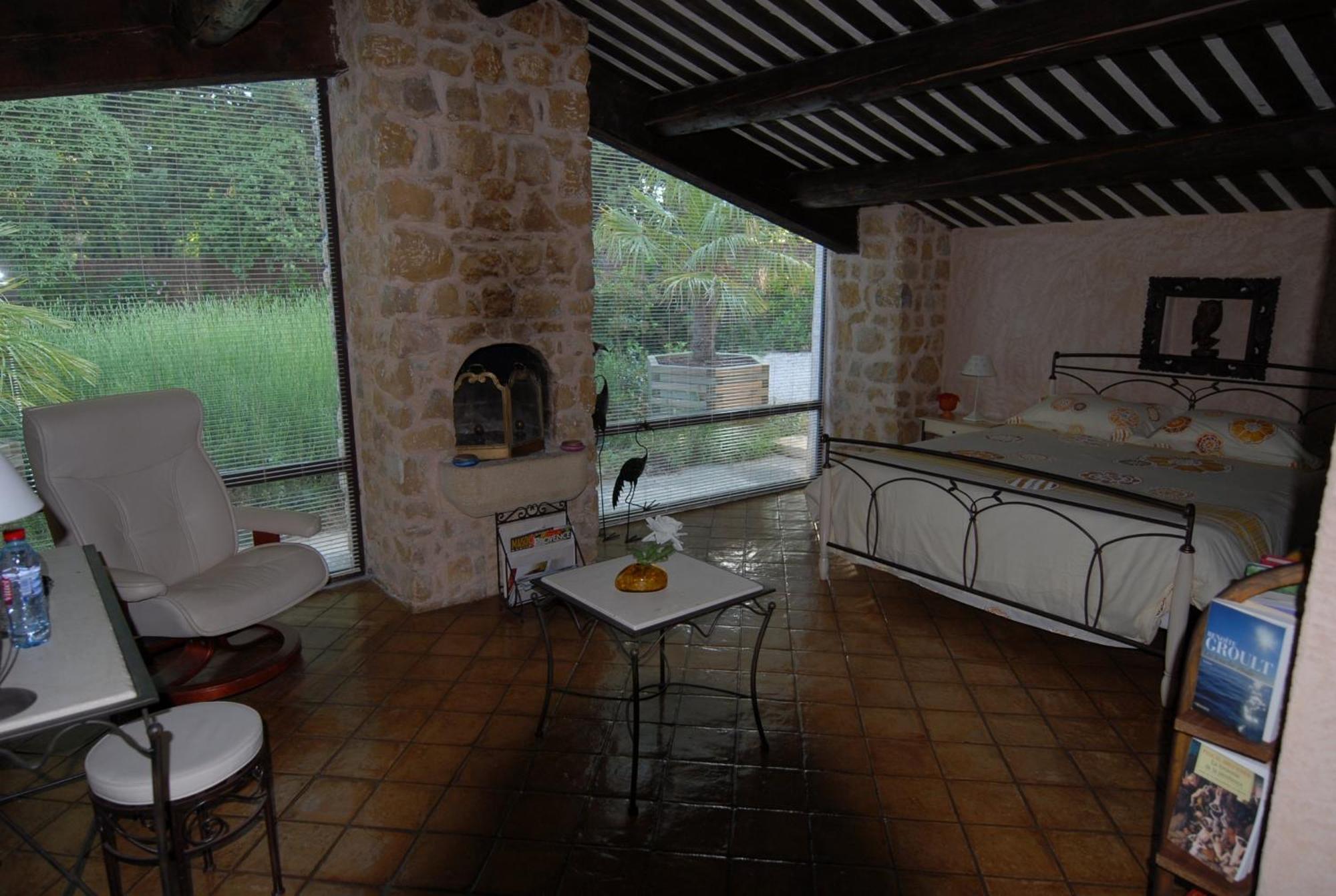 Bed and Breakfast La Ferme Saint-Marc-Jaumegarde Экстерьер фото