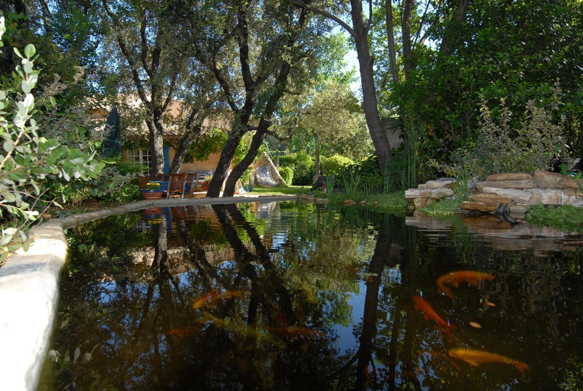 Bed and Breakfast La Ferme Saint-Marc-Jaumegarde Экстерьер фото