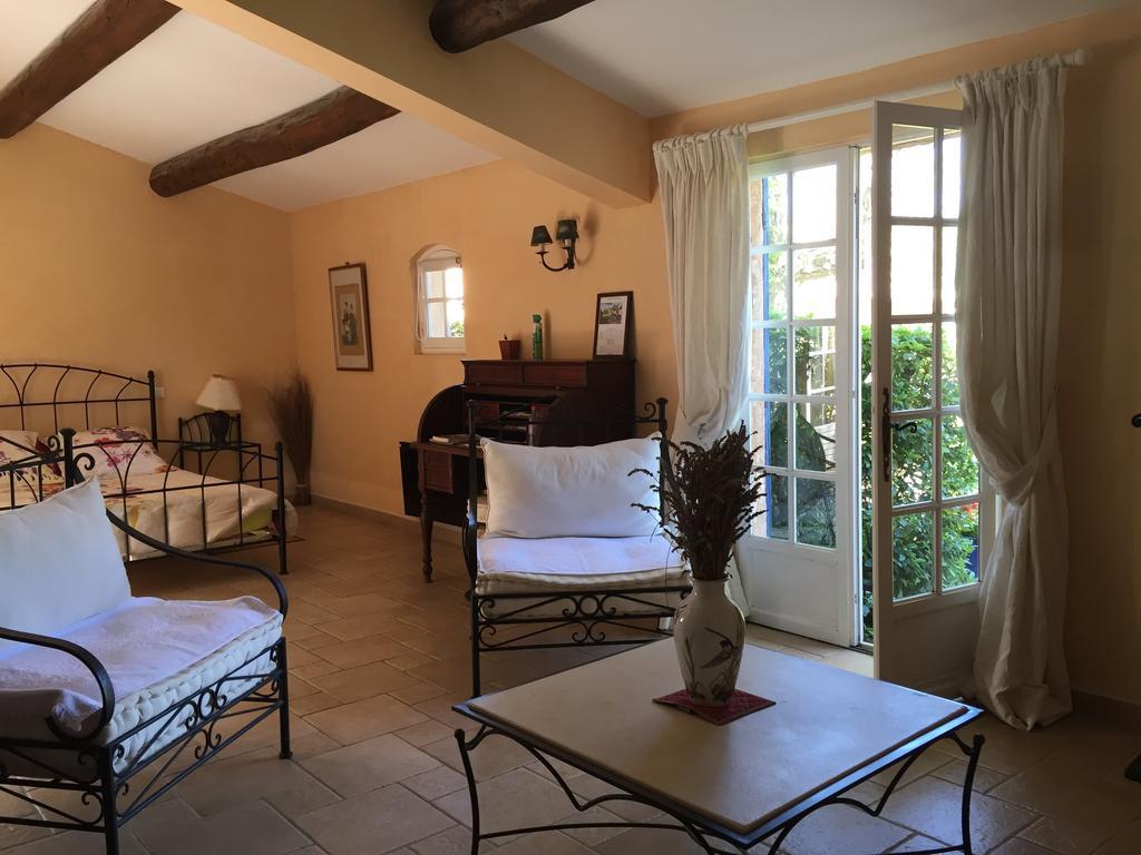 Bed and Breakfast La Ferme Saint-Marc-Jaumegarde Экстерьер фото
