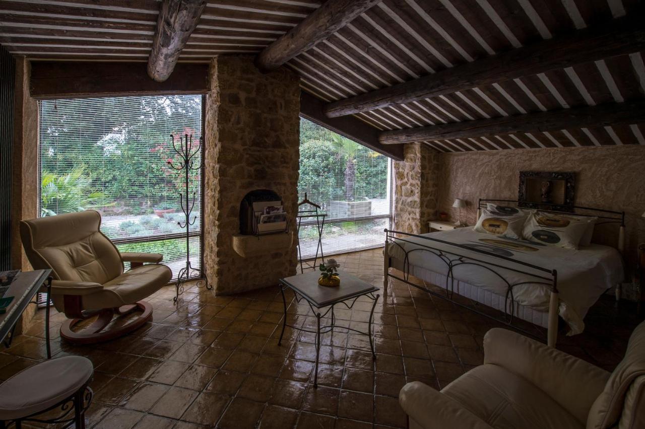 Bed and Breakfast La Ferme Saint-Marc-Jaumegarde Экстерьер фото
